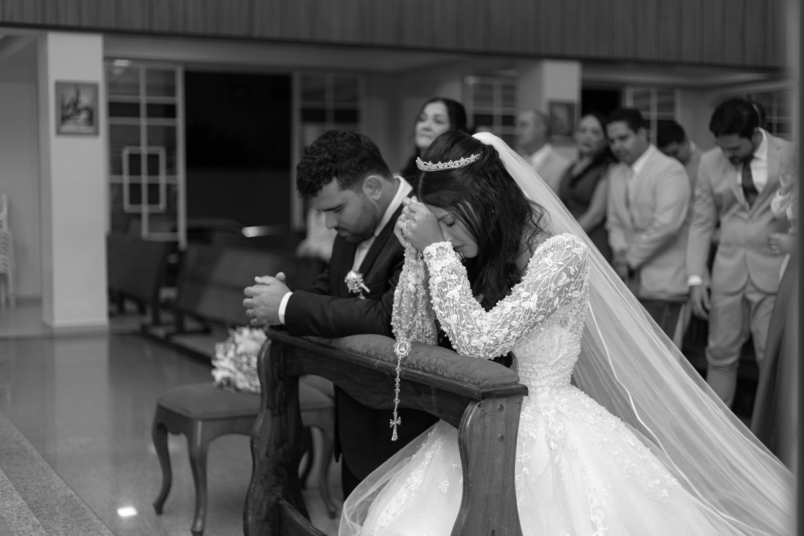 Casal em um momento de carinho no casamento