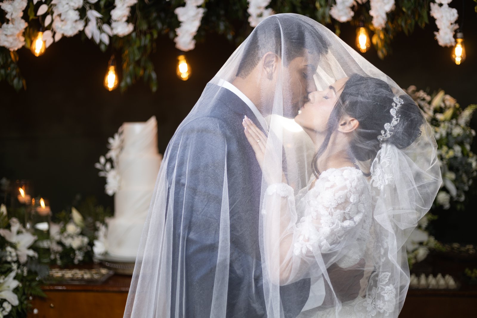 Casal em cerimônia ao entardecer